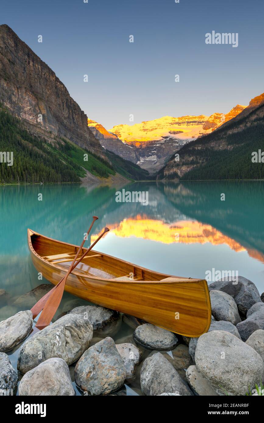 Cedar-Strip Canoe al lago Louise, Banff National Park, patrimonio dell'umanità dell'UNESCO, Alberta, Canadian Rockies, Canada, Nord America Foto Stock