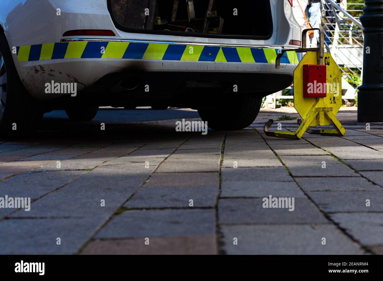 stivale auto accanto a una macchina di polizia in città Foto Stock