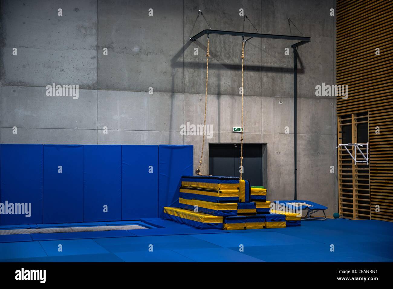 palestra atletica vuota nell'edificio della scuola Foto Stock