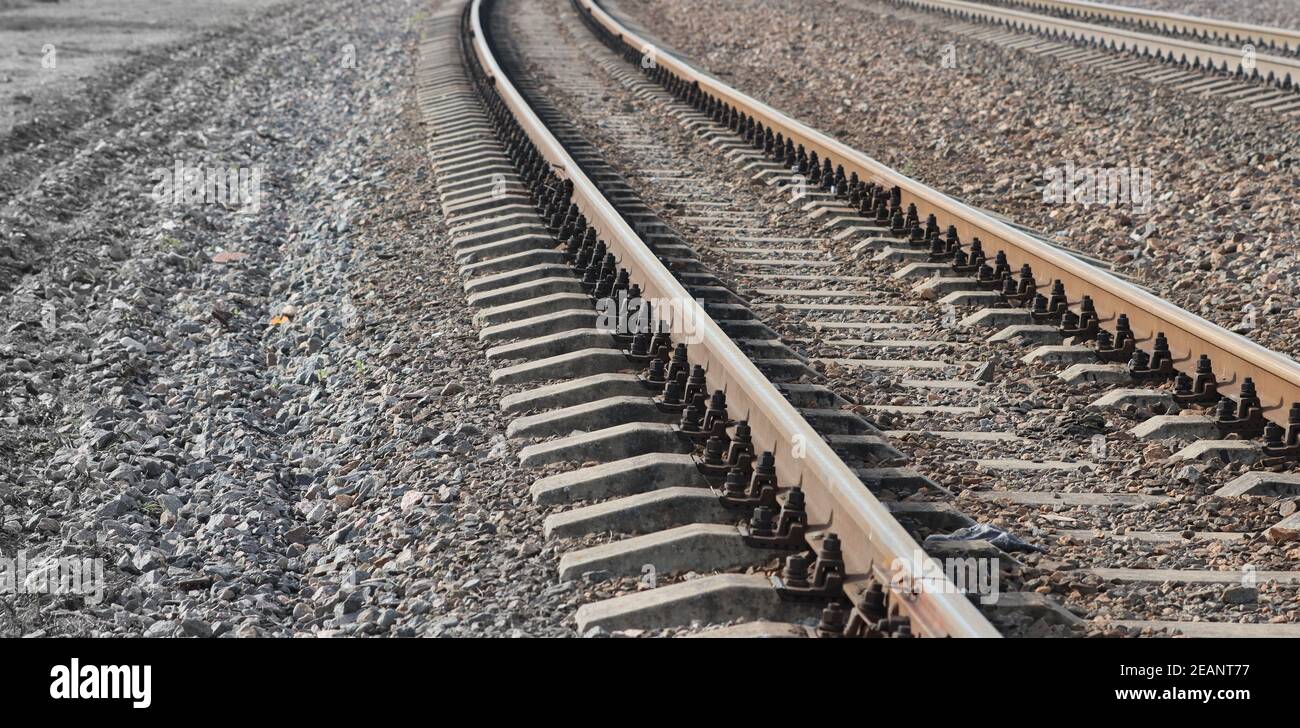 Binario ferroviario, rotaie con traversine. Foto Stock