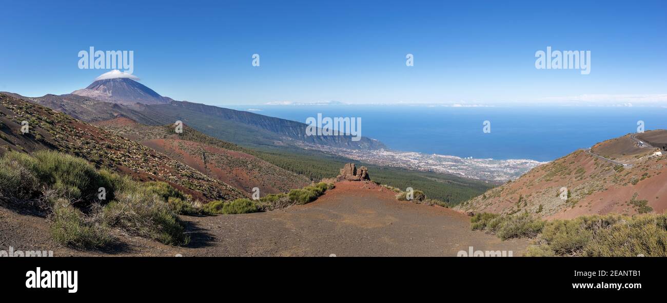Parco Nazionale di Tenerife con Monte Teide e vista del Valle di Orotava Foto Stock