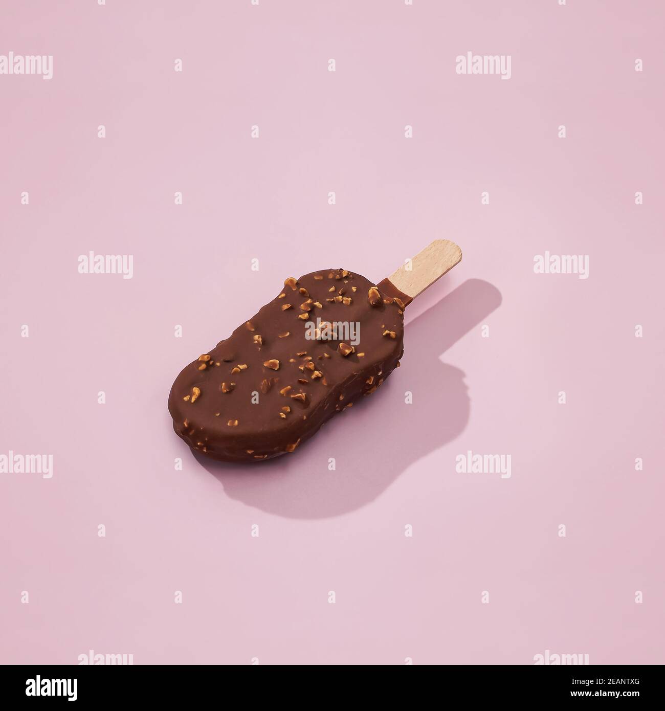 Gelato al cioccolato con lunga ombra alla moda Foto Stock