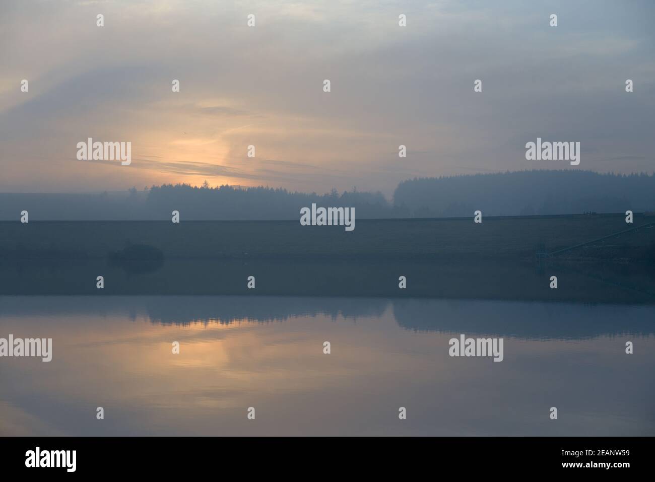 Immagine orizzontale a base di acqua spazzata via. Crepuscolo sui serbatoi di redmires Foto Stock
