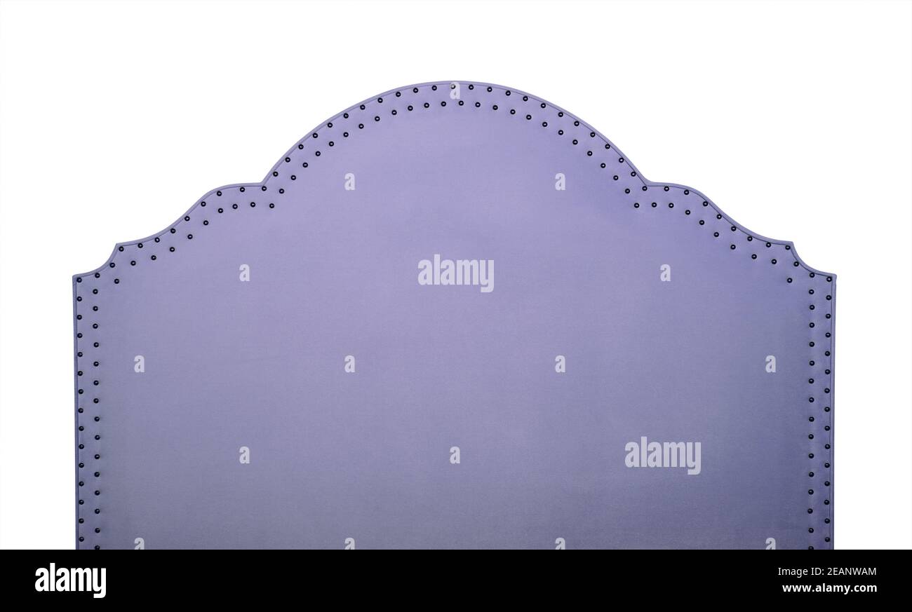 Testiera del letto in morbido velluto viola isolata su bianco Foto Stock