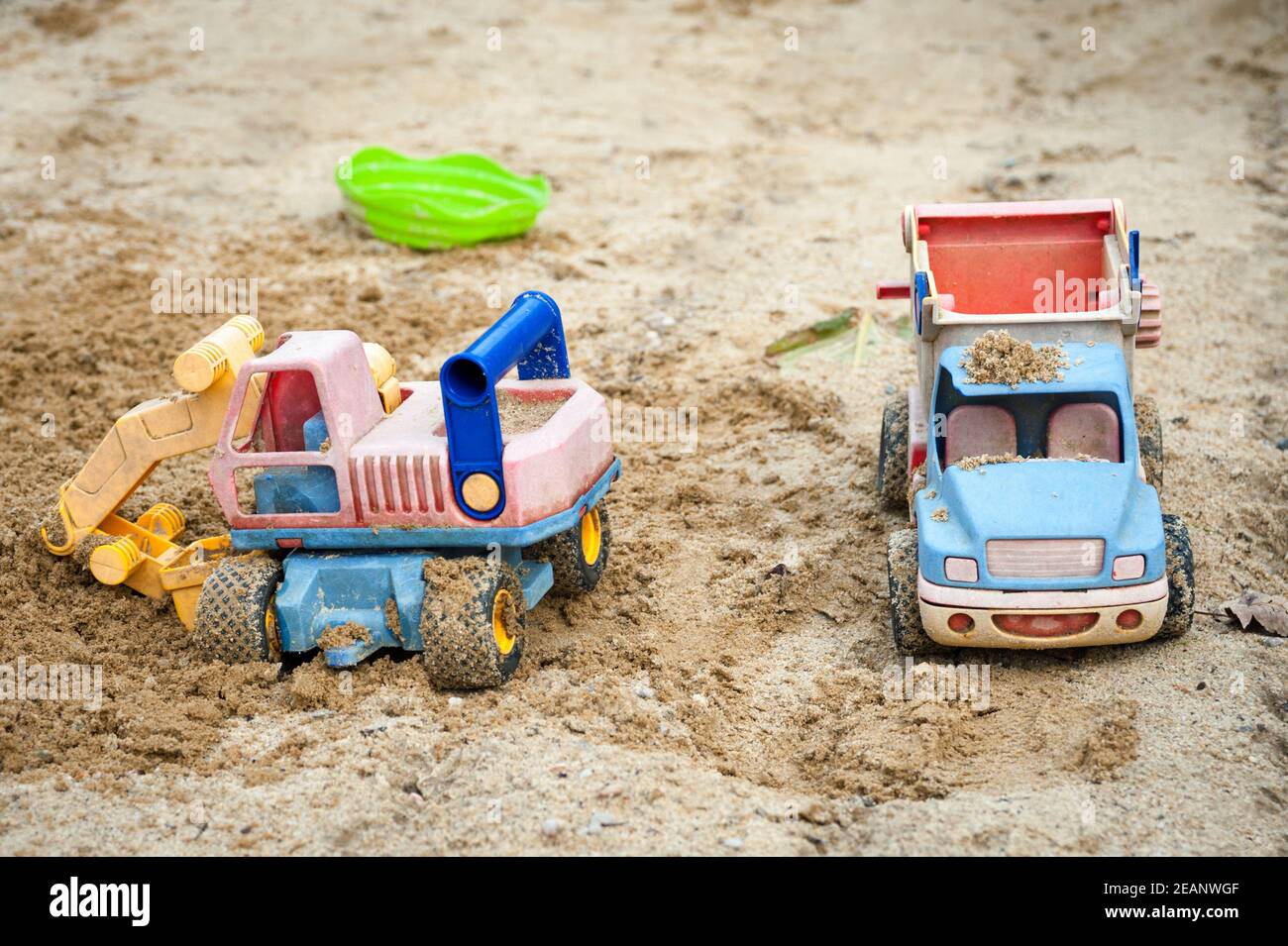 Giocattolo bulldozer e camion nel parco giochi di sabbia Foto Stock