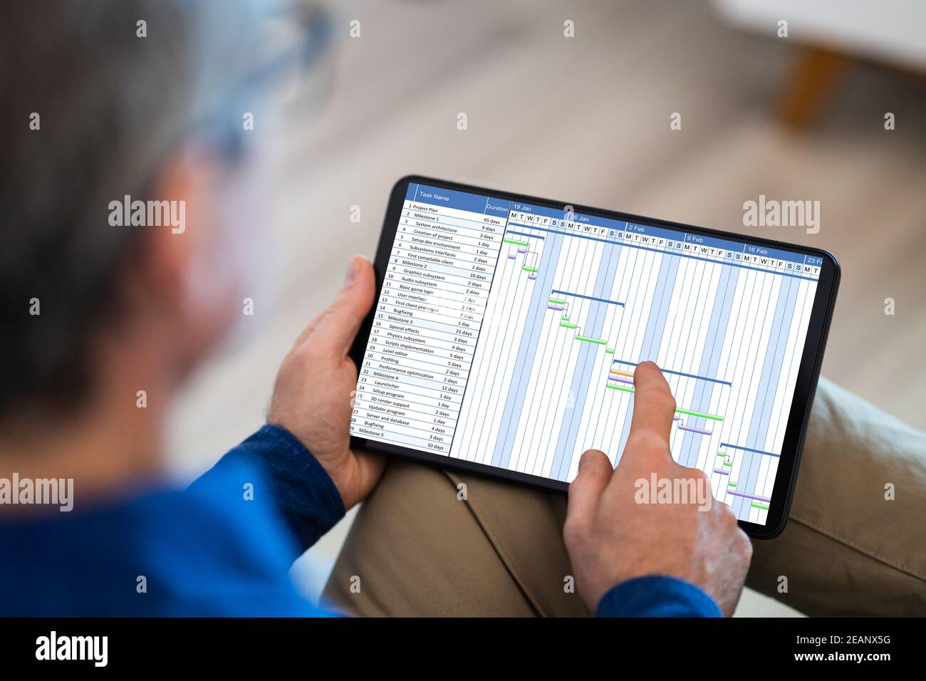 Uomo che utilizza il software di pianificazione di Gantt Chart Foto Stock