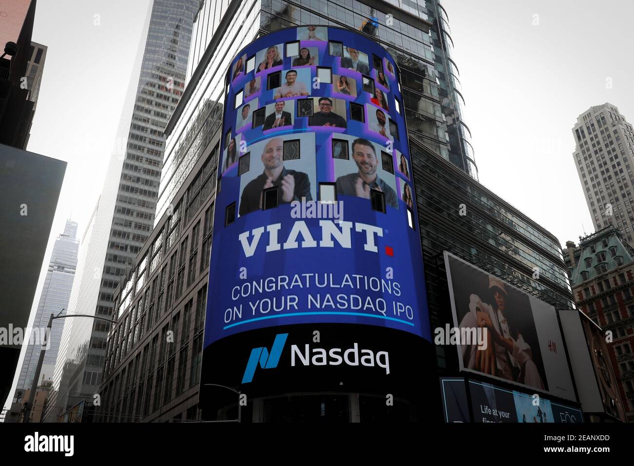 I dirigenti di Viant Technology Inc. (DSP) sono raffigurati sul display all'esterno del Nasdaq MarketSite a Times Square durante l'IPO dell'azienda a New York City, New York, Stati Uniti, il 10 febbraio 2021. REUTERS/Mike Segar Foto Stock