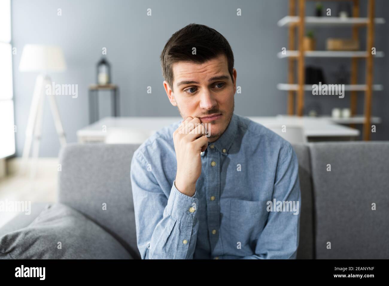 Uomo infelice depresso nella videoconferenza di consulenza Foto Stock