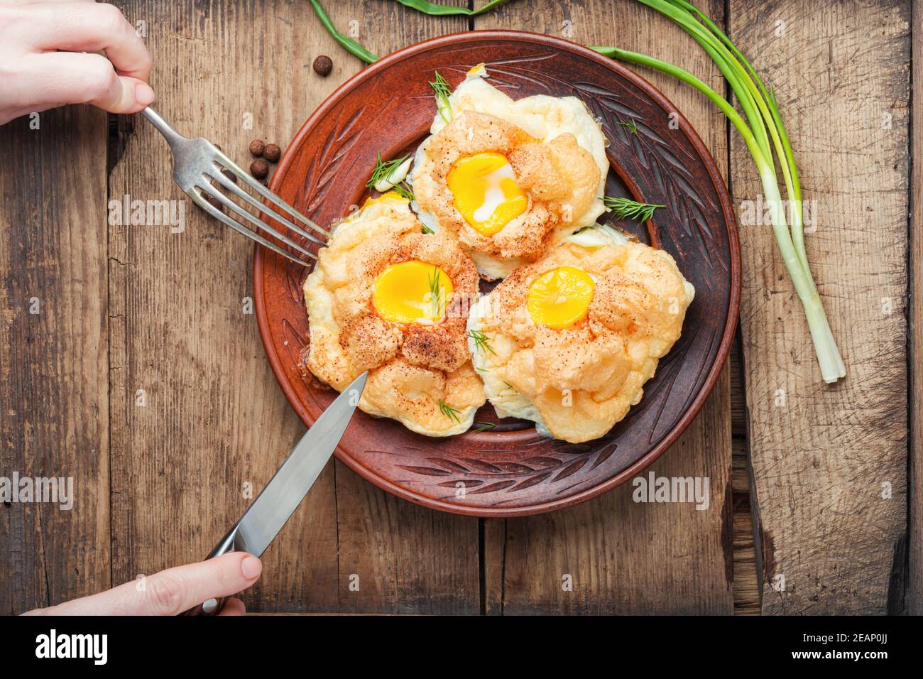Uova fritte in una piastra Foto Stock