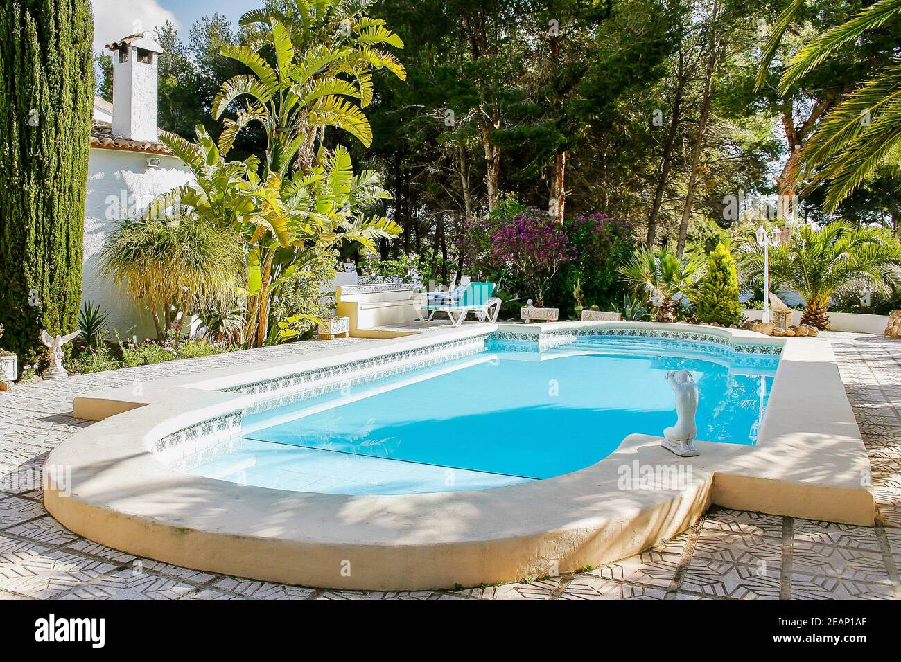 Villa classica spagnola a Moraira con piscina immersa in un giardino mediterraneo maturo, in Spagna Foto Stock