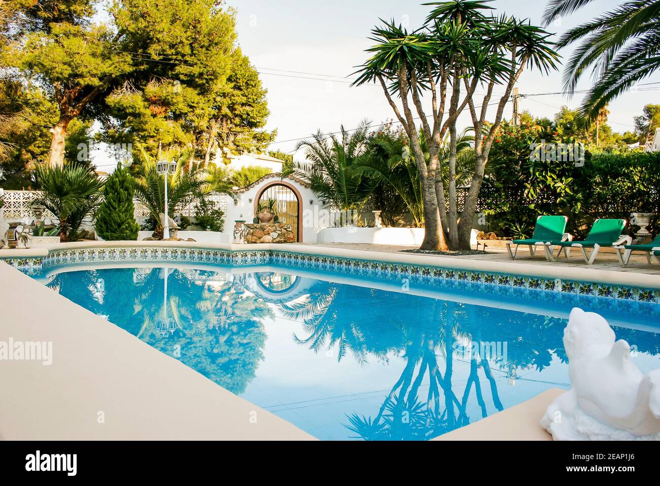 Villa classica spagnola a Moraira con piscina immersa in un giardino mediterraneo maturo, in Spagna Foto Stock