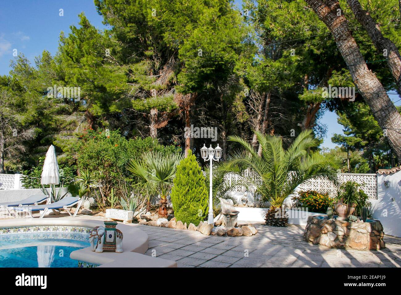 Villa classica spagnola a Moraira con piscina immersa in un giardino mediterraneo maturo, in Spagna Foto Stock