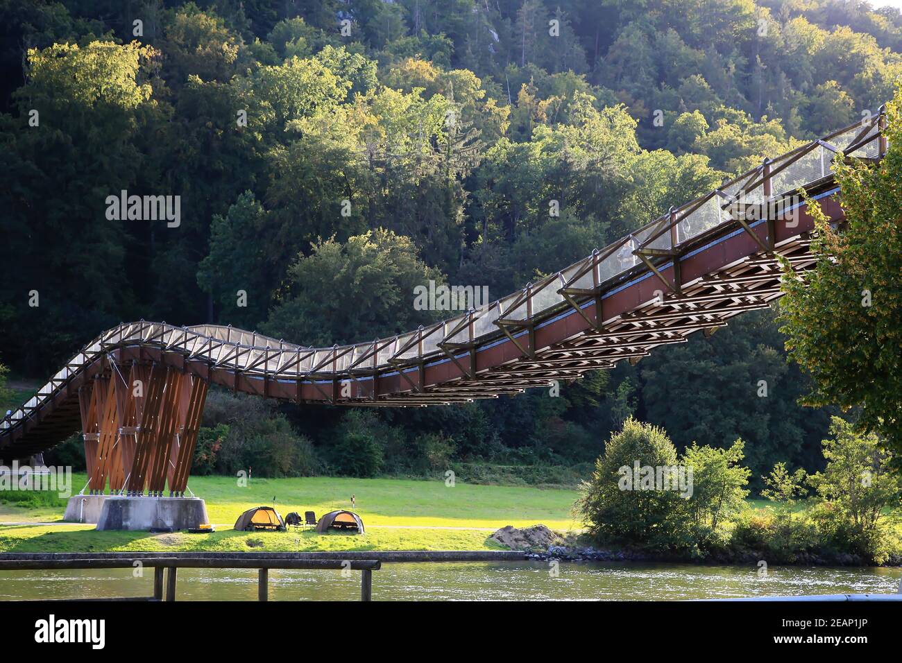 Il ponte di legno Tatzlwurm è una vista di Essing Foto Stock