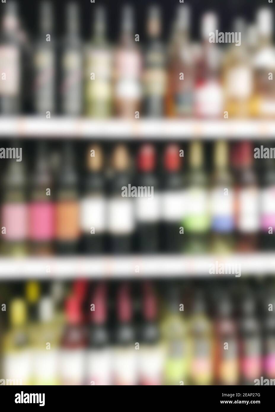 Bottiglie di alcol nel supermercato Foto Stock