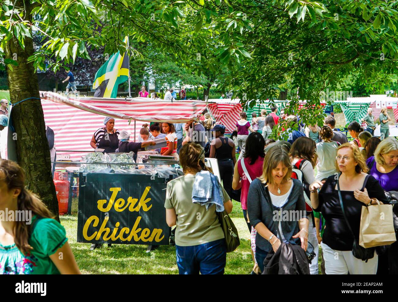Pollo jerk allo stand di cibo giamaicano al Festival Underground in Crystal Palace, Londra sud Foto Stock