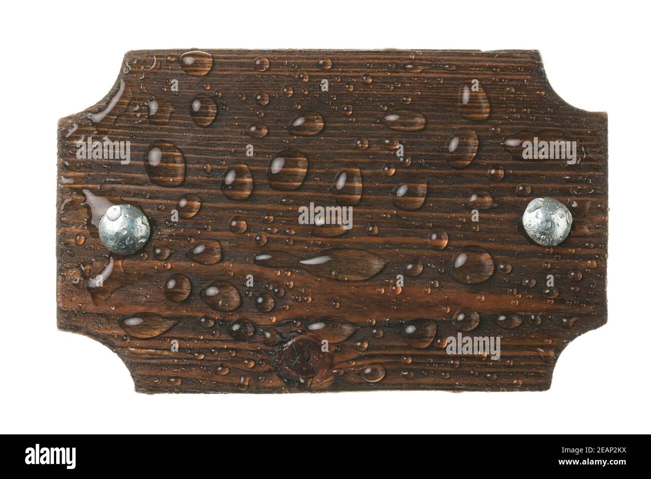 Belle gocce di pioggia su una superficie di legno con bulloni lucidi. Isolato su sfondo bianco. Foto Stock