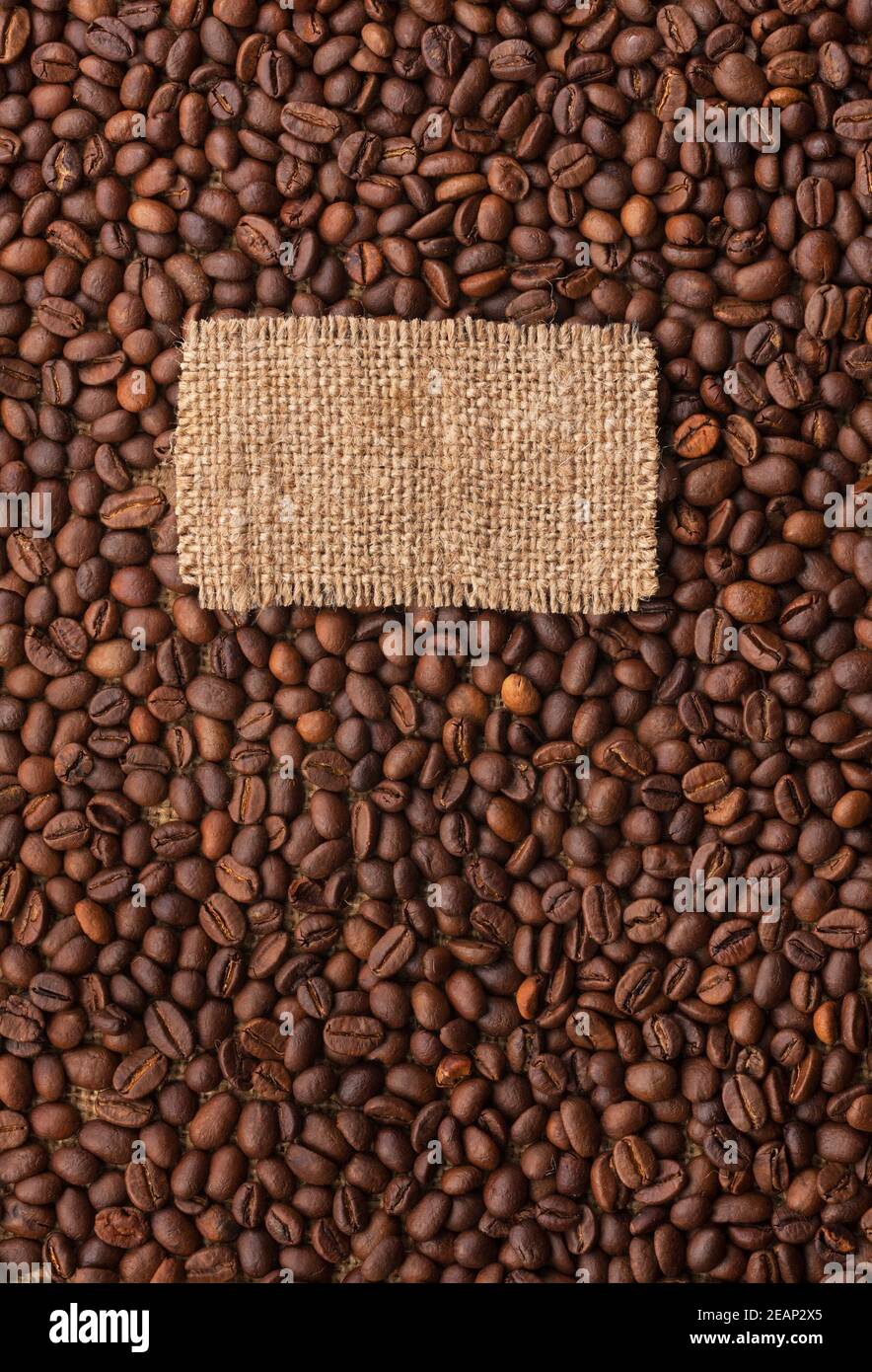 Tag fatto di burlap si trova sullo sfondo del caffè fagioli Foto Stock