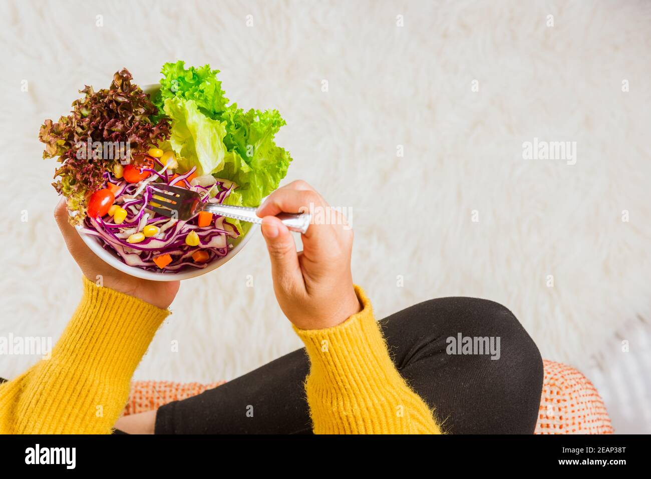donna che mangia insalata fresca pasto vegetariano Foto Stock