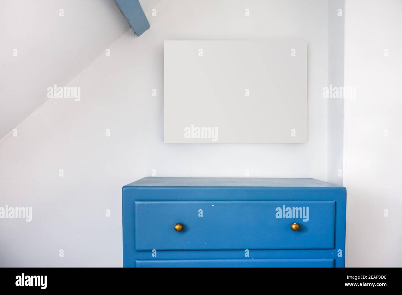 Cornice vuota in una stanza rustica Foto Stock