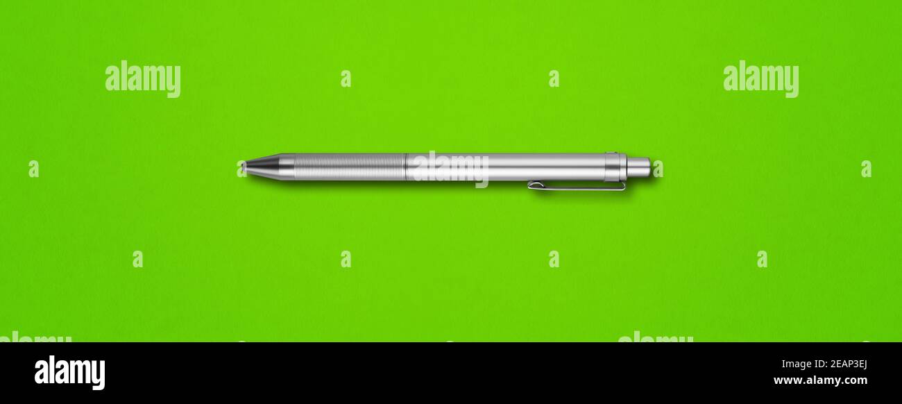 Penna metallica isolata su sfondo verde Foto Stock
