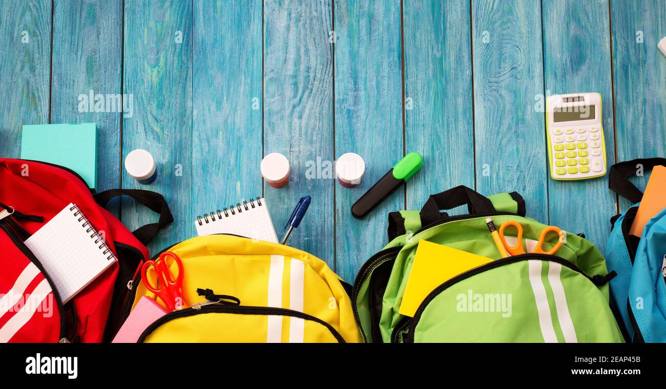 Bambini colorati schoolbags sul pavimento in legno Foto Stock