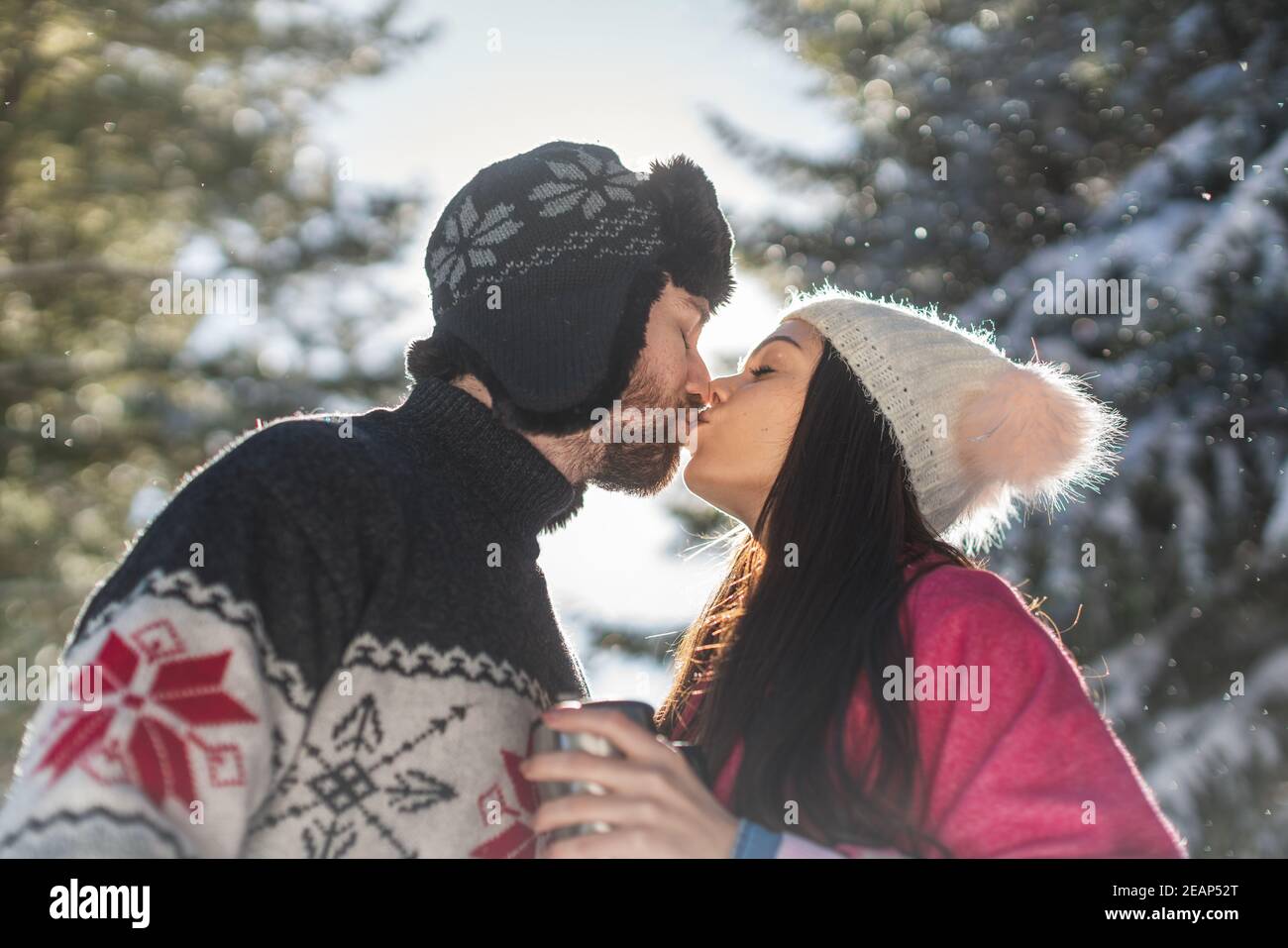 Giovane baciare in inverno Foto Stock