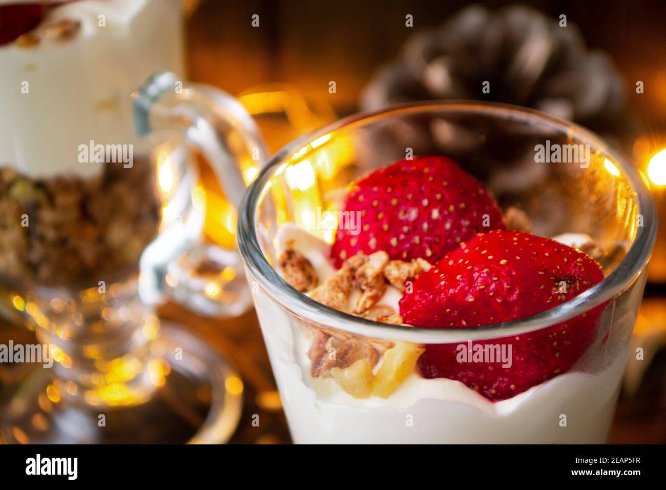 Dolce sano a strati con crema, muesli e fragola fresca su sfondo di vacanza Foto Stock
