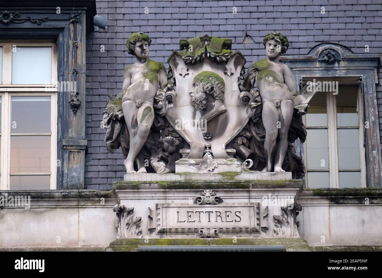 Stemma che rappresenta la letteratura, sul retro dell'Hotel de Ville, il municipio di Parigi, Francia Foto Stock