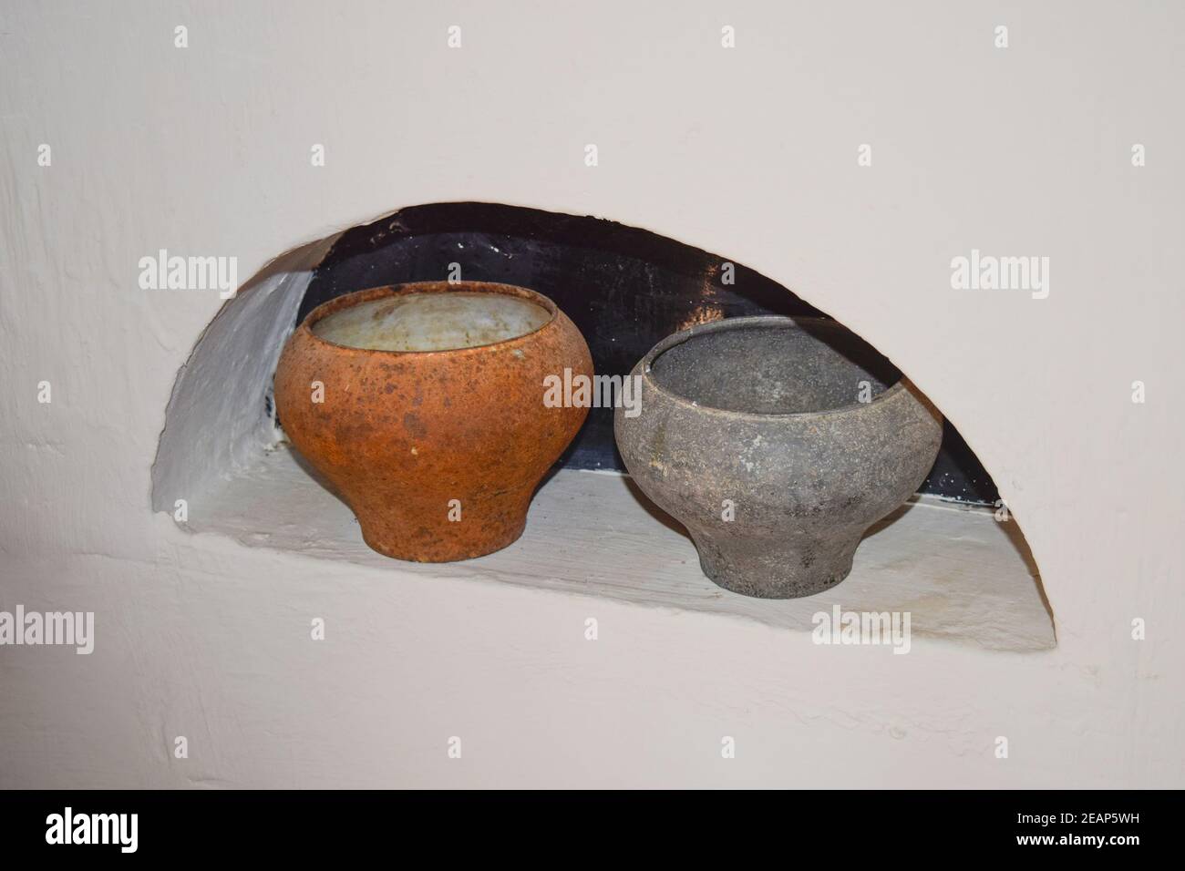 Scaffali con in piedi sui loro utensili di porcellana e terracotta. Utensili da cucina vintage Foto Stock Scaffali con in piedi sui loro utensili di porcellana e terracotta. Utensili da cucina vintage Foto Stock