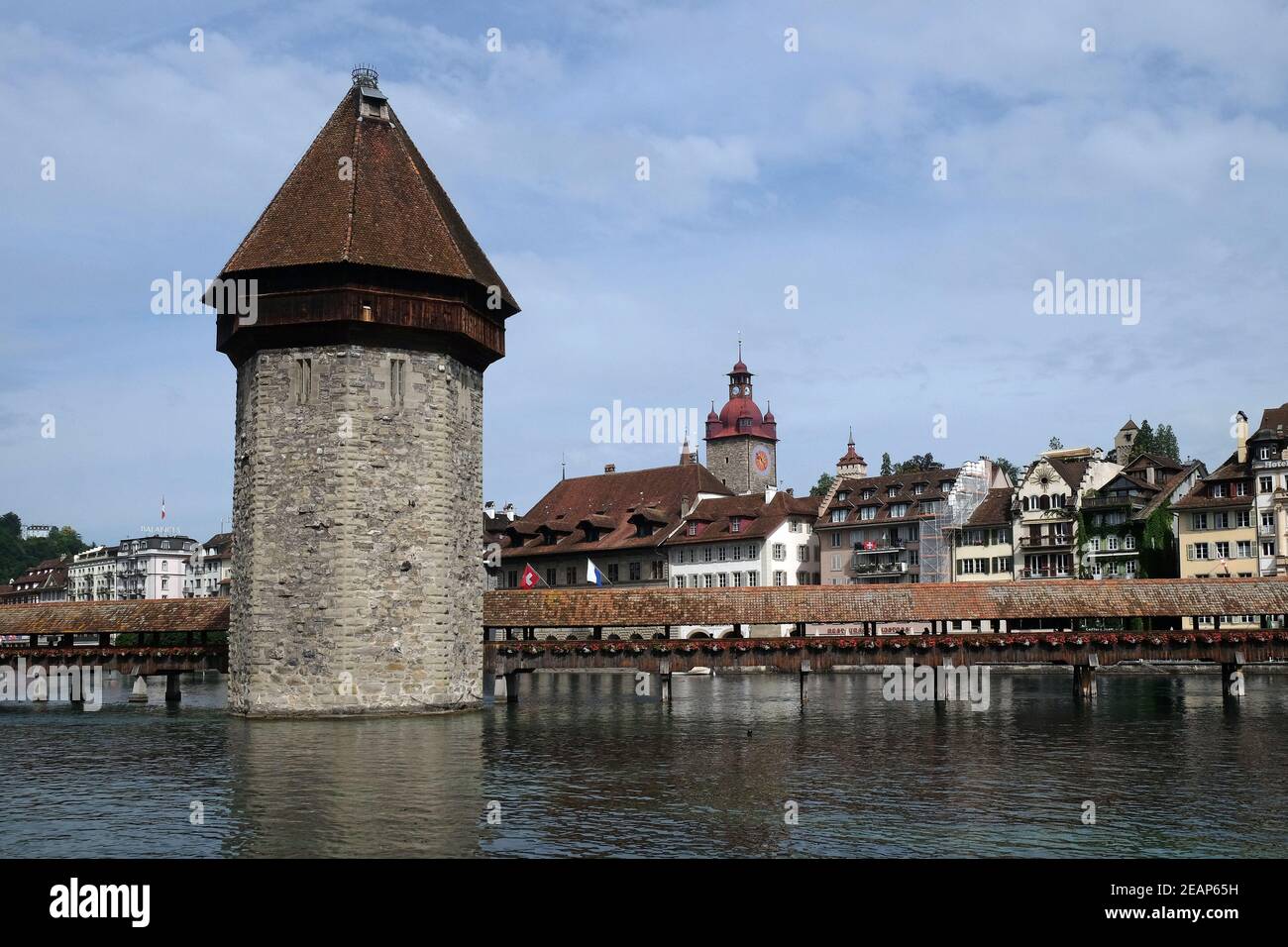 Centro storico della città di Lucerna con il famoso Ponte della Cappella, il simbolo della città e uno della Svizzera le principali attrazioni turistiche Foto Stock