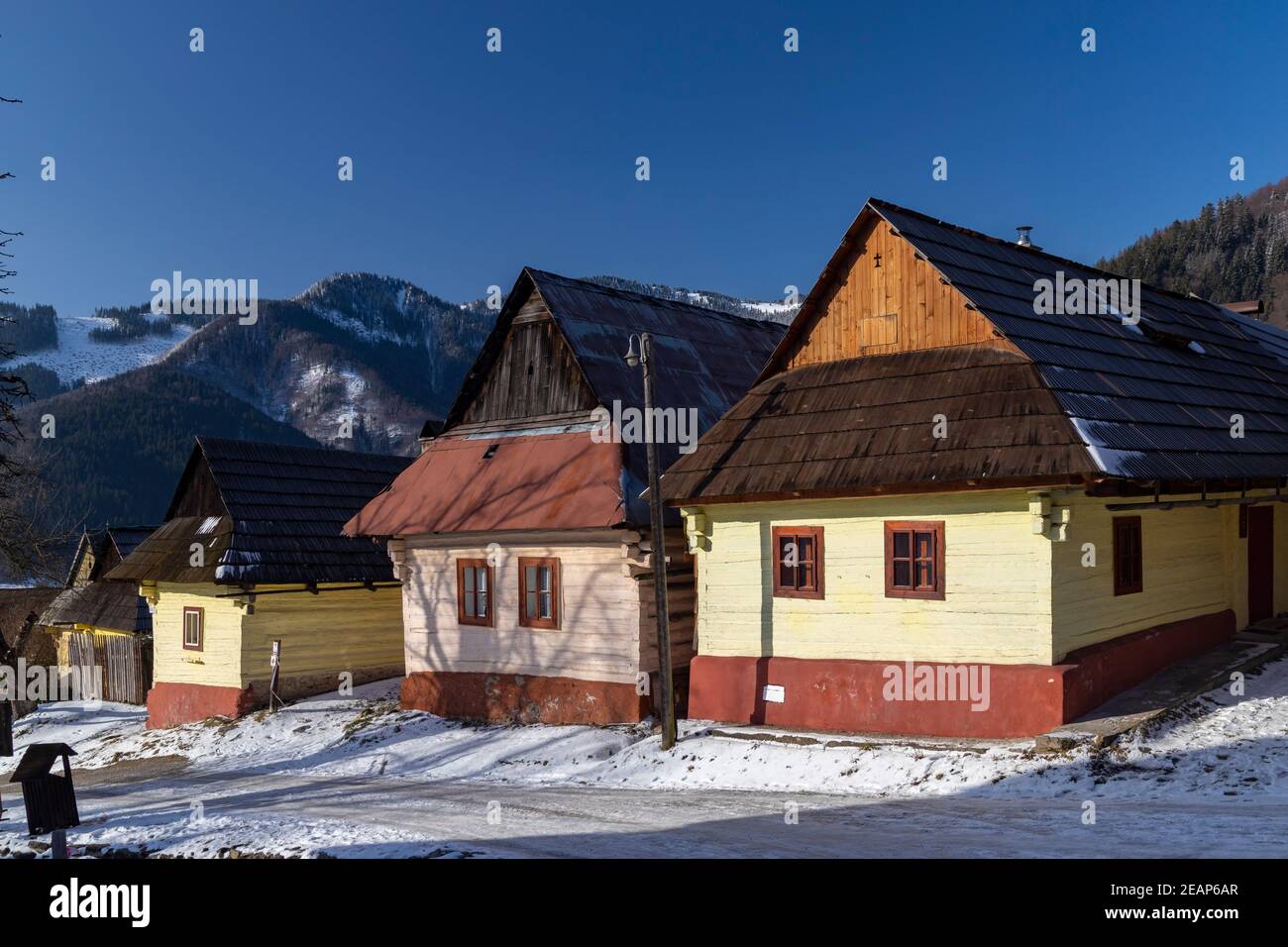 Vlkolinec villaggio sito UNESCO in Velka Fatra montagne, Slovacchia Foto Stock