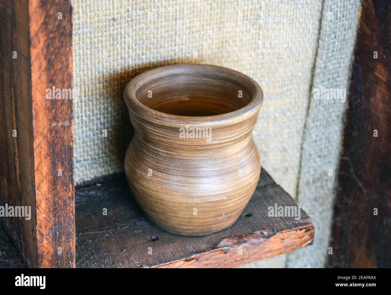 Scaffali con in piedi sui loro utensili di porcellana e terracotta. Utensili da cucina vintage Foto Stock Scaffali con in piedi sui loro utensili di porcellana e terracotta. Utensili da cucina vintage Foto Stock