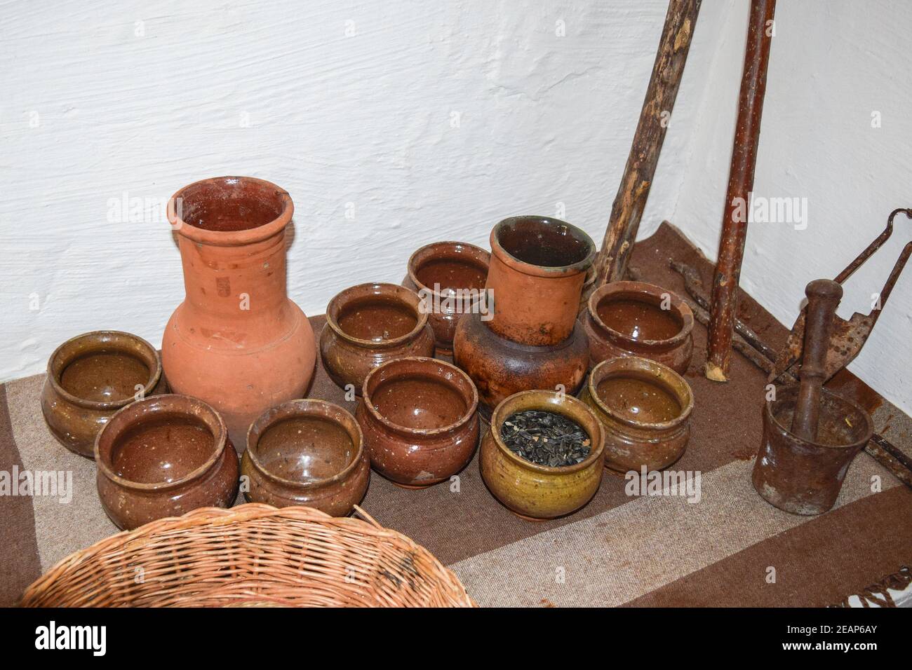 Scaffali con in piedi sui loro utensili di porcellana e terracotta. Utensili da cucina vintage Foto Stock Scaffali con in piedi sui loro utensili di porcellana e terracotta. Utensili da cucina vintage Foto Stock