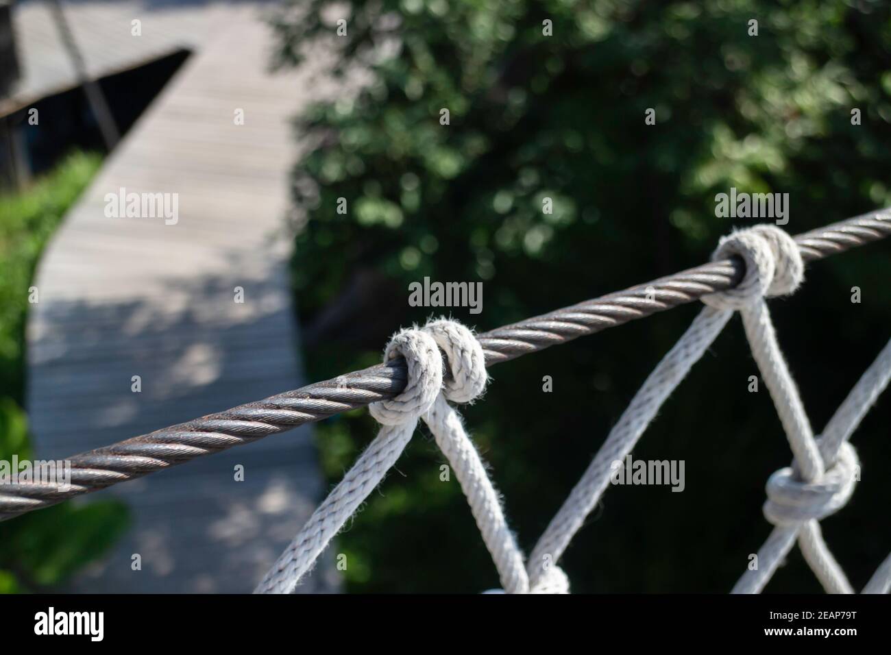 Ponte a tettoia sul campo estivo Foto Stock