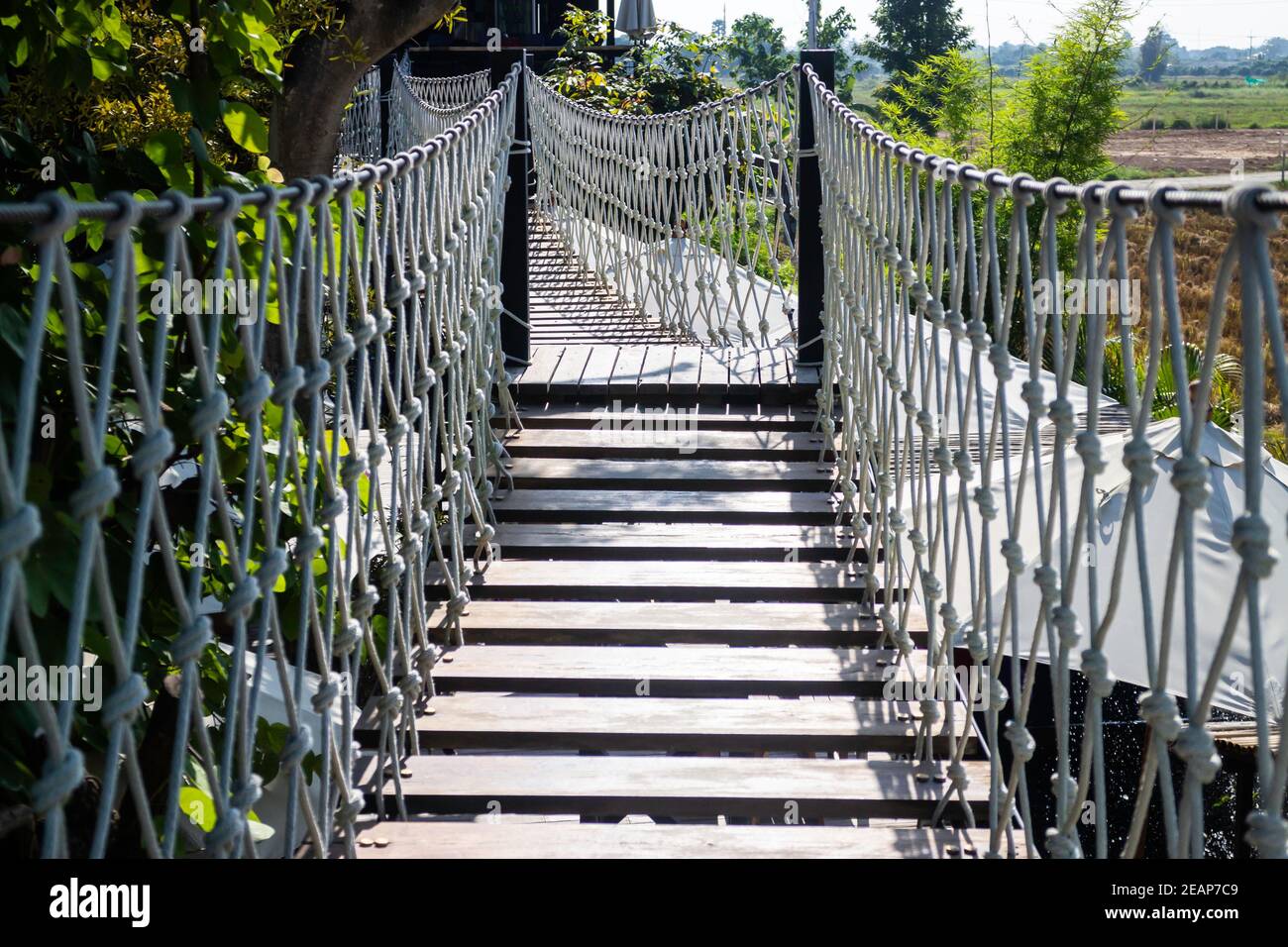 Ponte a tettoia sul campo estivo Foto Stock