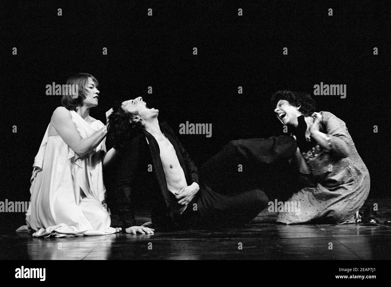 l-r: Glenda Jackson (Vittoria Corombona), Jack Shepherd (Flamineo), Miriam Margolyes (Zanche) nel DIAVOLO BIANCO di John Webster all'Old Vic Theatre, Londra SE1 07/1976 Set design: John Gunter Costumi: Deirdre Clancy illuminazione: Andy Phillips regista: Michael Lindsay-Hogg Foto Stock