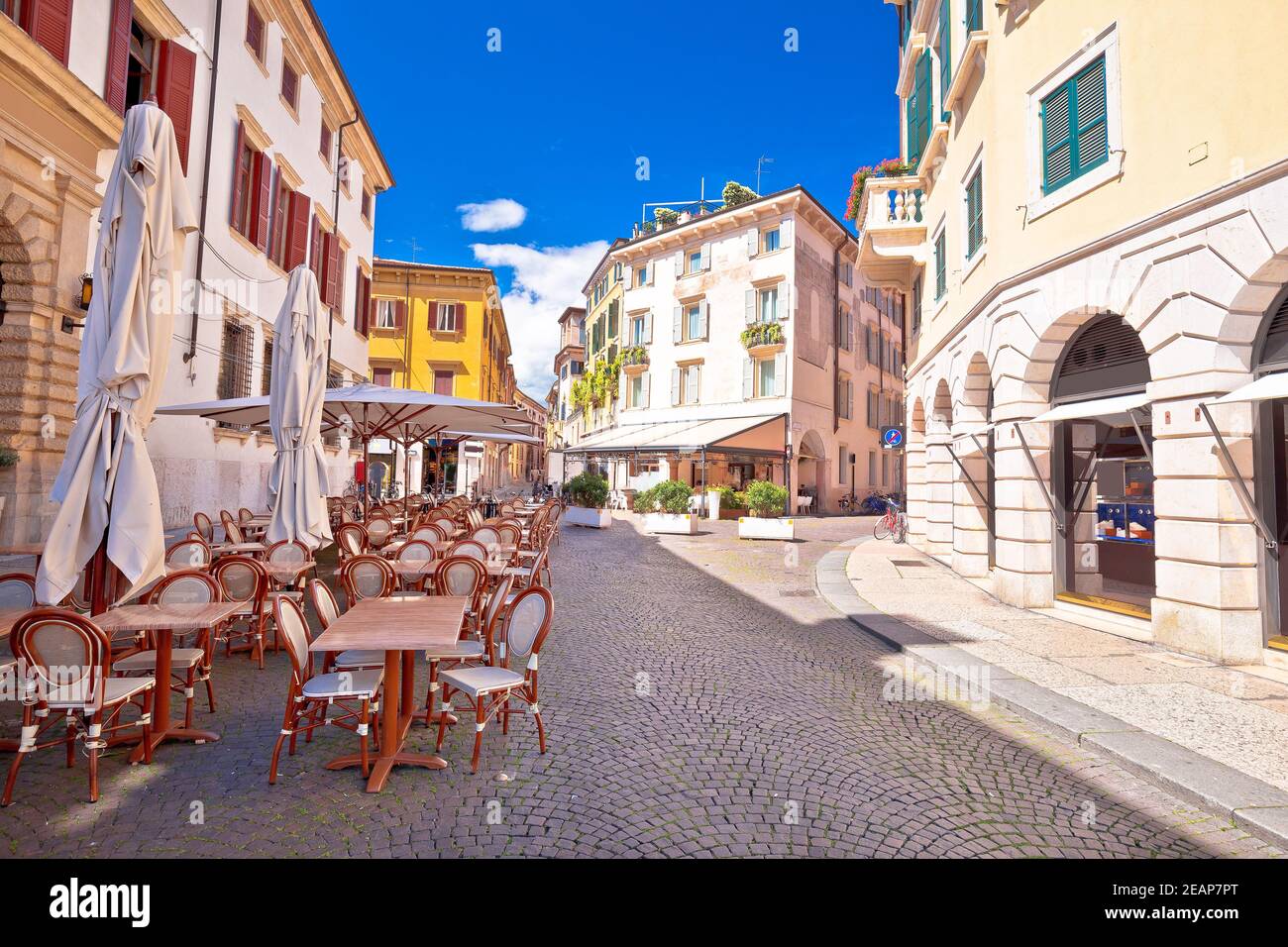 Via del caffè di Verona e vista sull'architettura Foto Stock