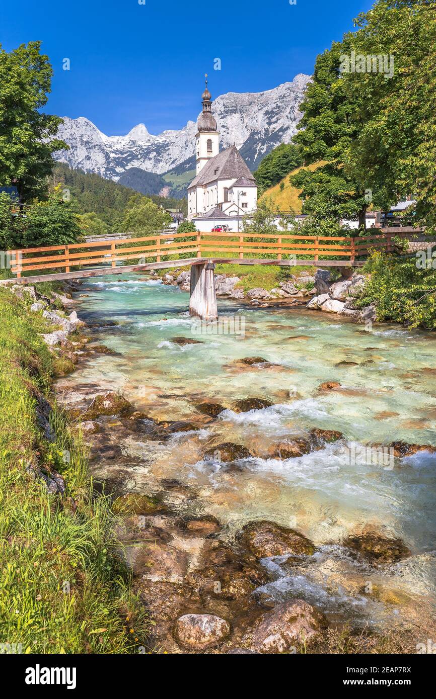 San Sebastian chiesa di pellegrinaggio con vista alpina turchese fiume paesaggio alpino, Ramsau Foto Stock