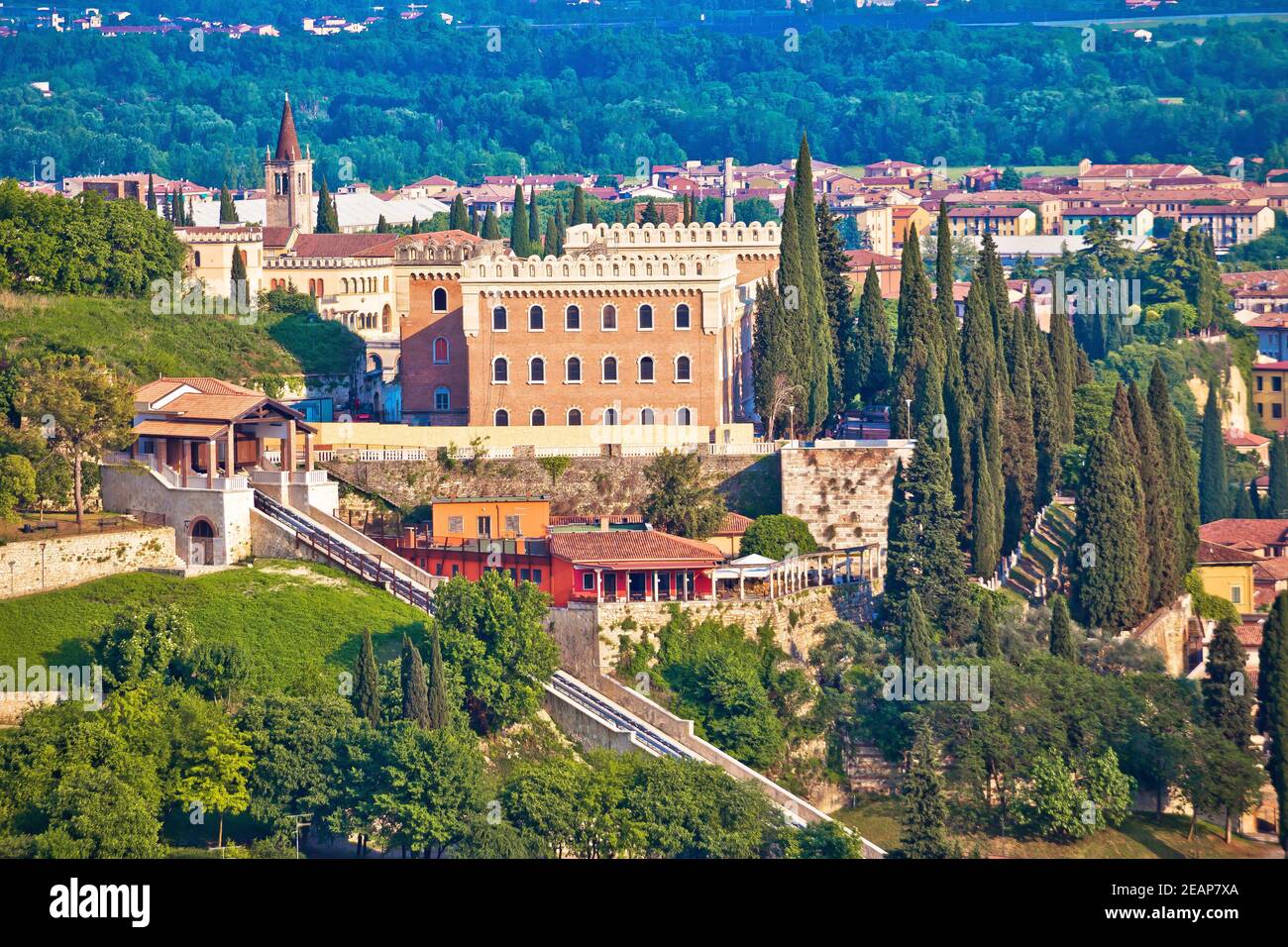 Verona. Castel San Pietro su una pittoresca collina verde nella storica città di Verona Foto Stock