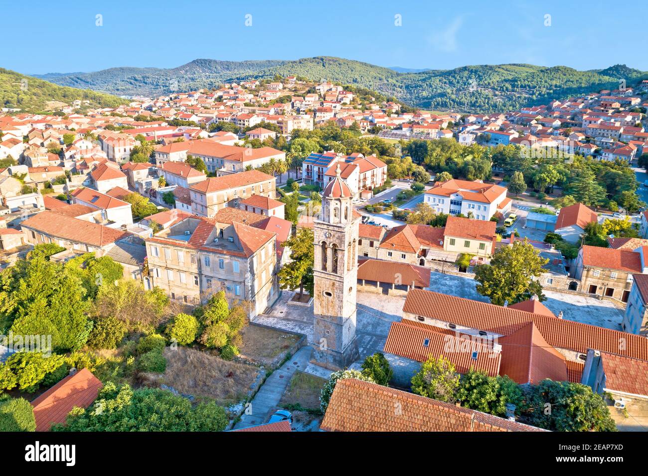 Blato sull'isola di Korcula, storica piazza in pietra e chiesa vista aerea Foto Stock