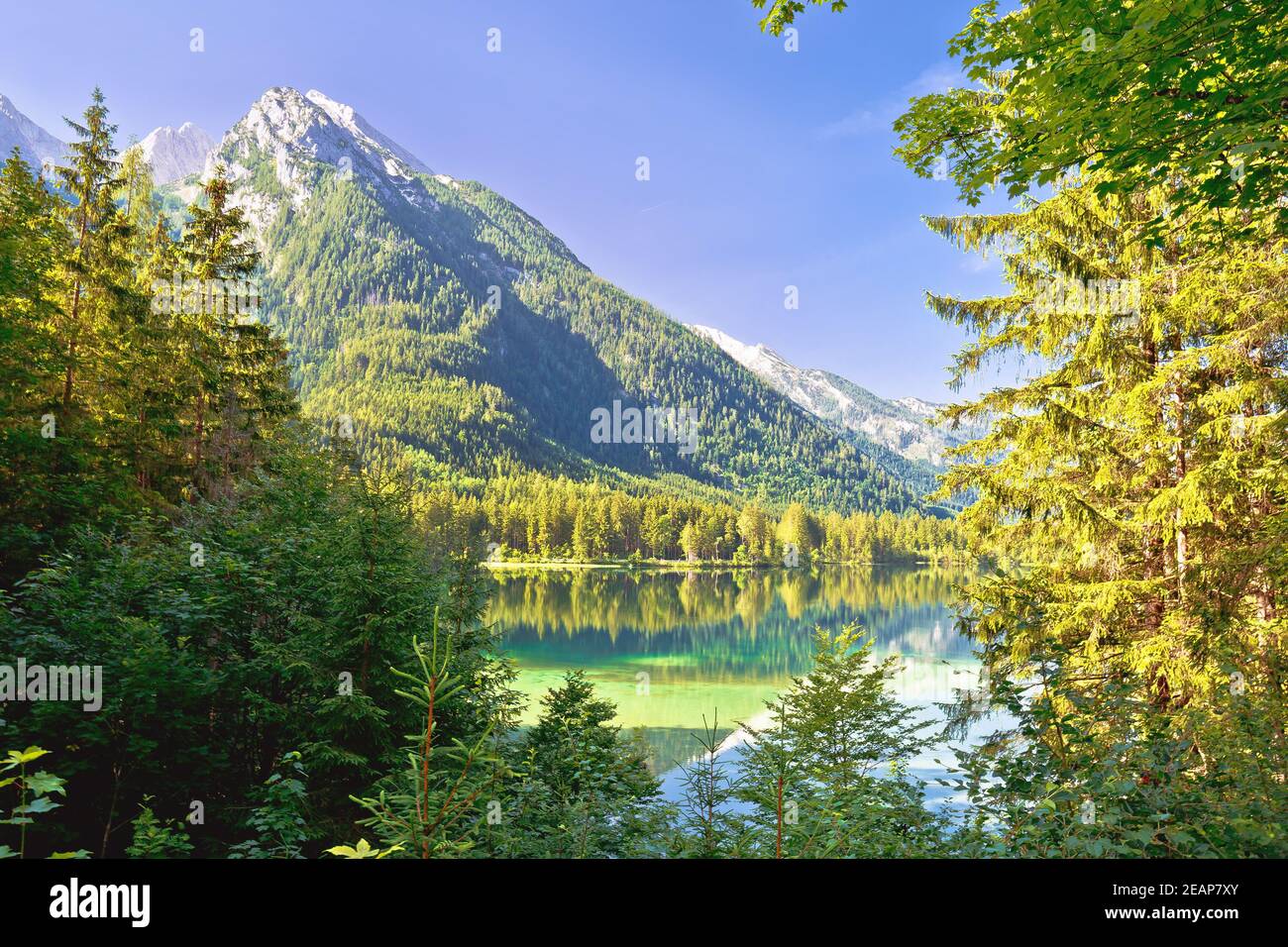 Lago di Hintersee in Berchtesgaden con vista sul paesaggio alpino Foto Stock
