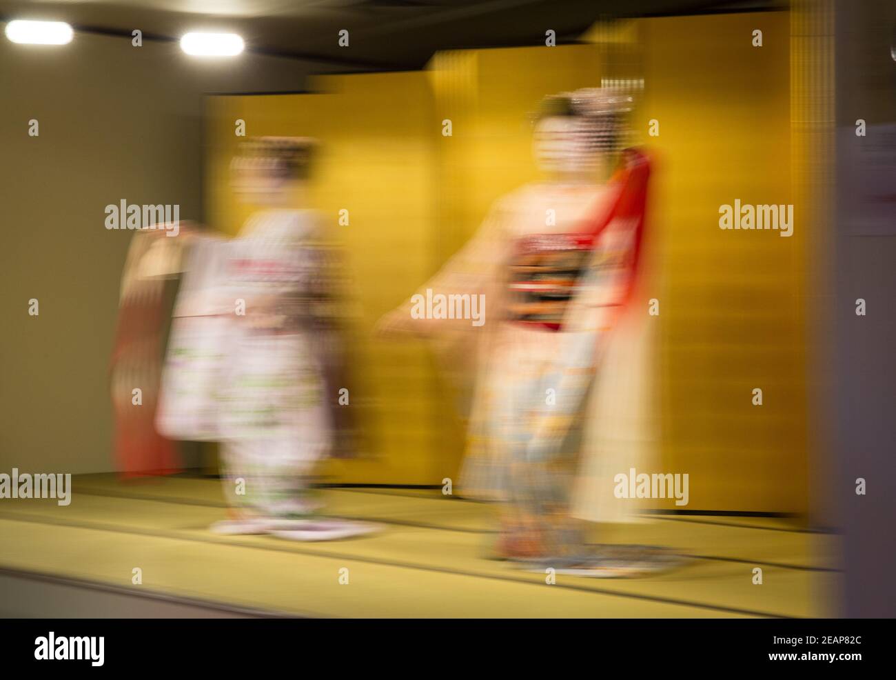 Movimento artistico esposizione lunga due cerimonia di danza Geishas, immagine spettrale. Rosso, bianco, nero e oro Kimono Kyoto, Giappone, Asia Foto Stock
