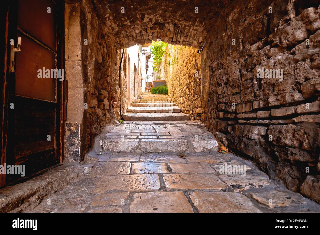 Città di Korcula stretta vista vicolo in pietra Foto Stock