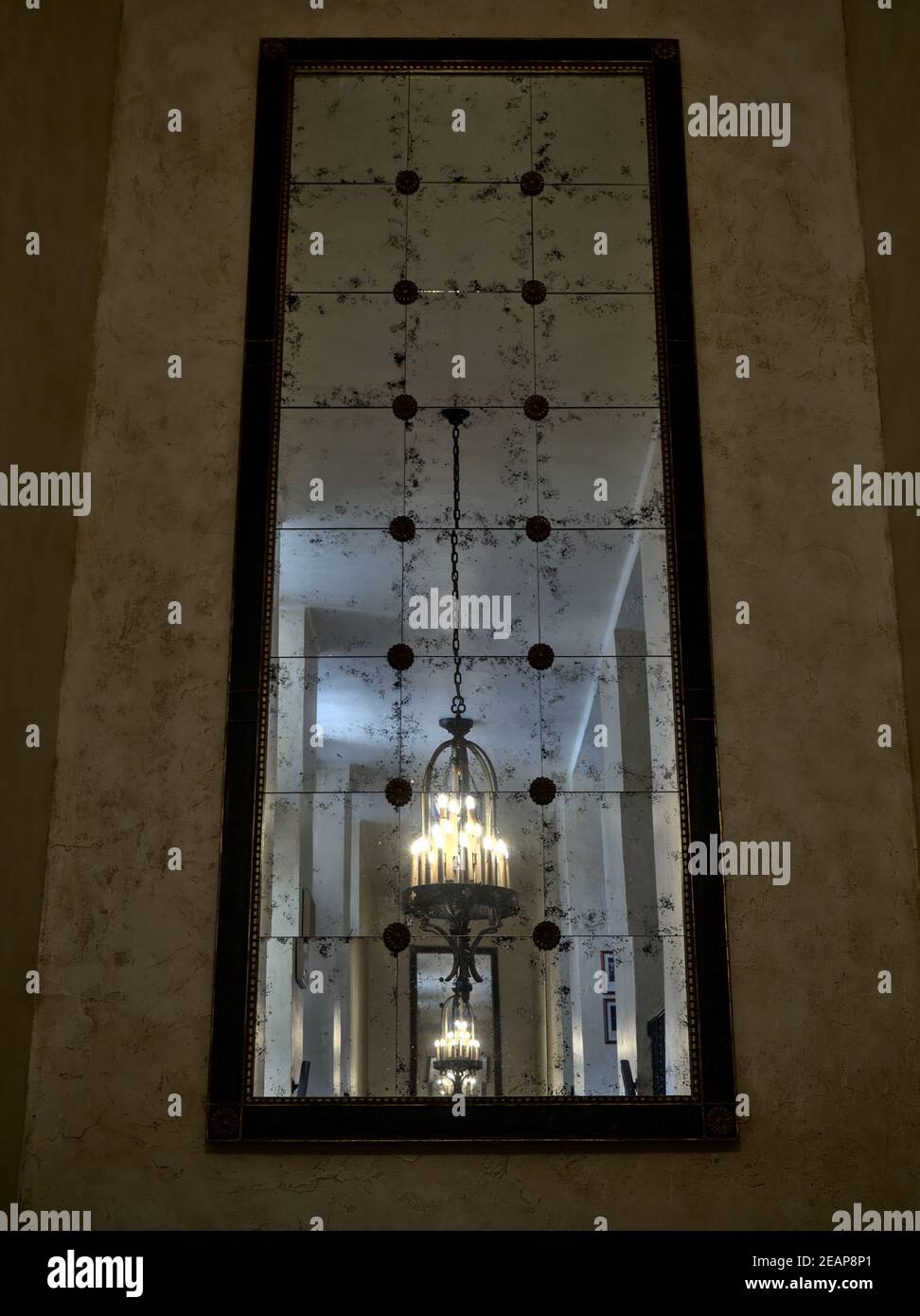 Coral Gables, Florida, USA - 2020: Vecchio specchio presso il Miami Biltmore Hotel, uno storico hotel di lusso costruito nel 1926. Foto Stock