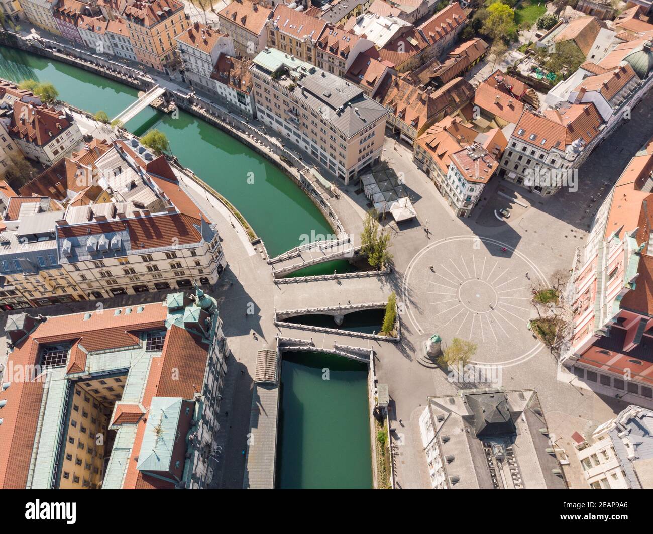 Veduta aerea del drone di Preseren Squere e del ponte triplo sul fiume Lubiana, Tromostovje, Lubiana, Slovenia. Strade vuote durante la pandemia del virus corona misure di distanza sociale Foto Stock