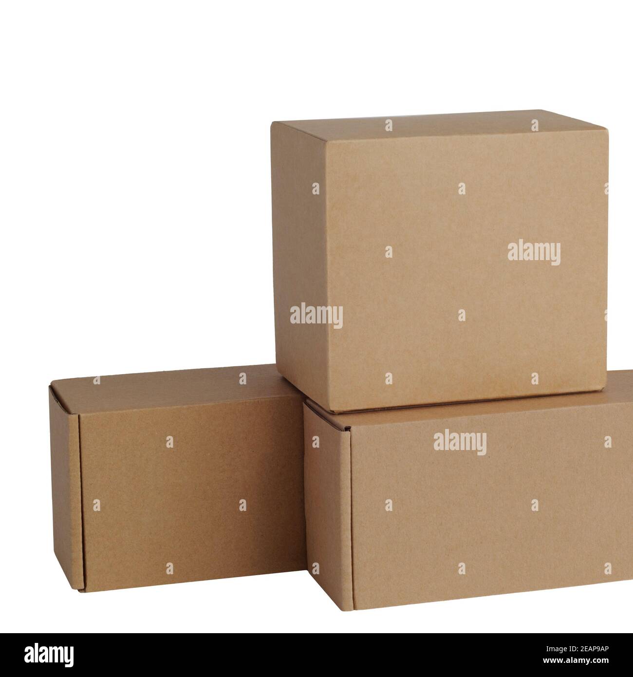 Scatole di cartone per le merci su uno sfondo bianco. Dimensione diversa. Isolato su sfondo bianco. Foto Stock