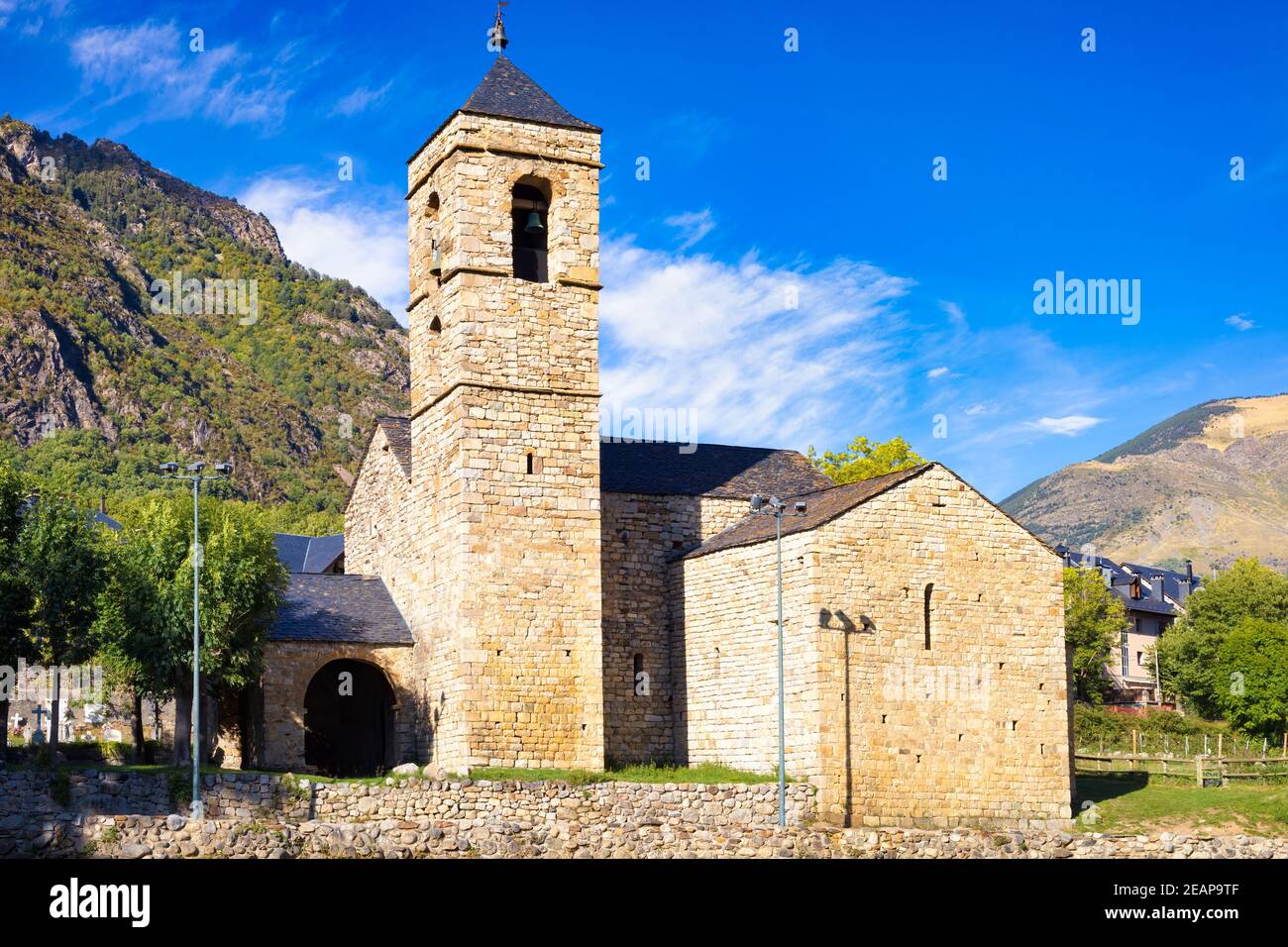 Vista della facciata laterale della chiesa romanica di San Feliu de Barruera, un sito patrimonio dell'umanità dell'UNESCO, Valle di Boi, Catalogna, Spagna Foto Stock