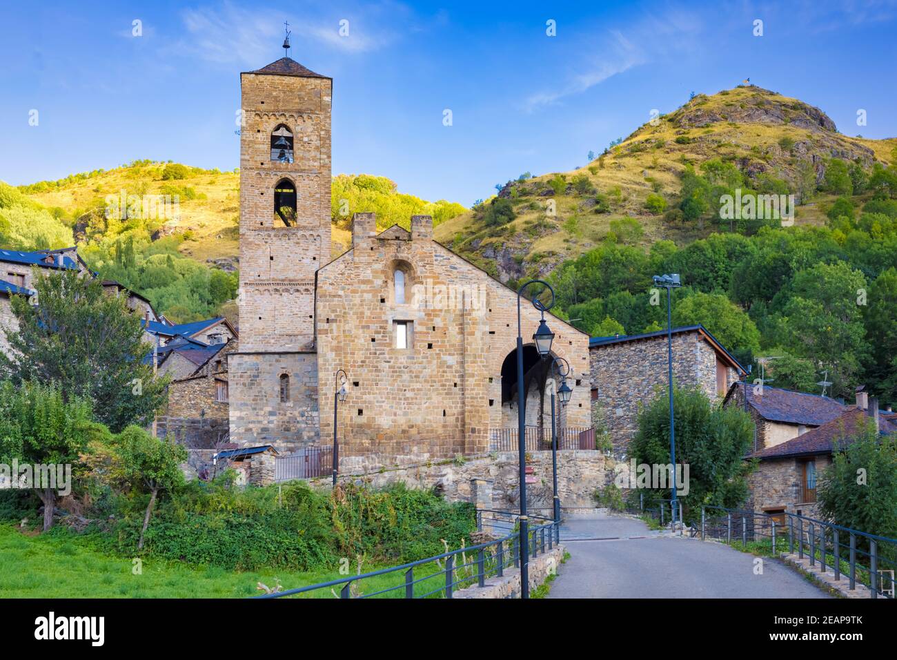 Vista della facciata principale della chiesa romanica della Natività di Durro, un sito patrimonio dell'umanità dell'UNESCO, Valle di Boi, Catalogna, Spagna Foto Stock