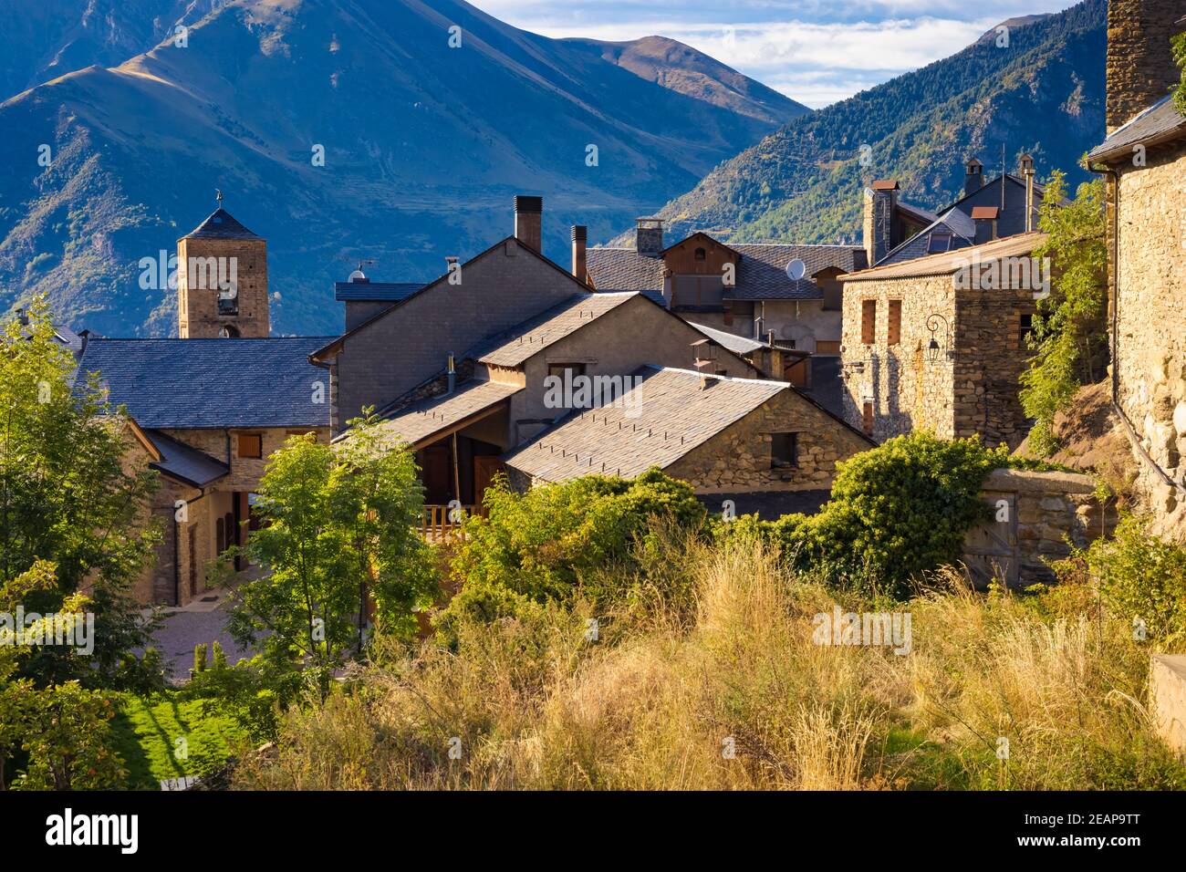 Vista delle case Durro sedute sulle pendici della catena montuosa del Corruco, Valle di Boi, Catalogna, Spagna Foto Stock