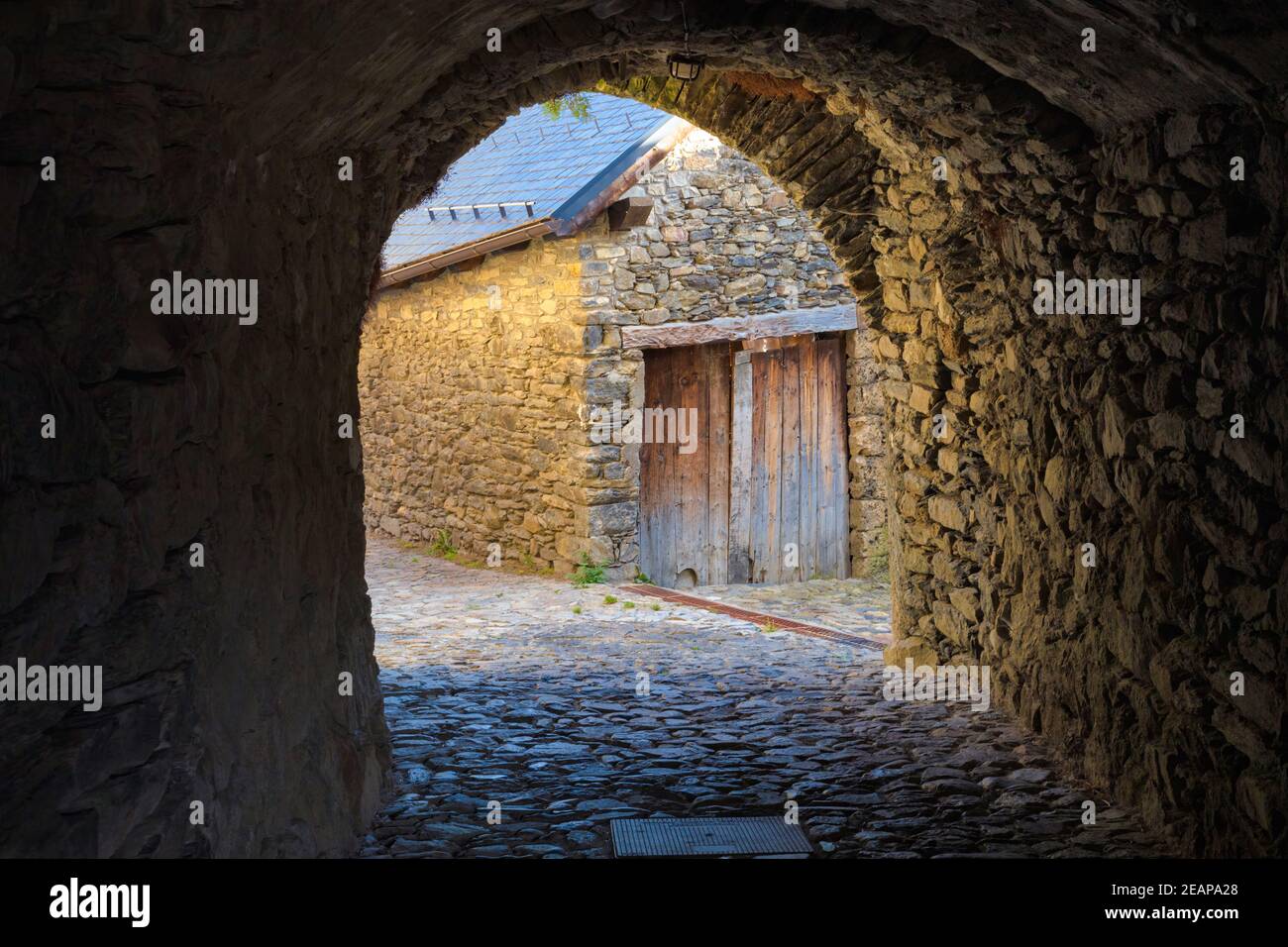 Ammira una delle strade del nucleo storico di Durro, la valle di Boi, la Catalogna, la Spagna Foto Stock